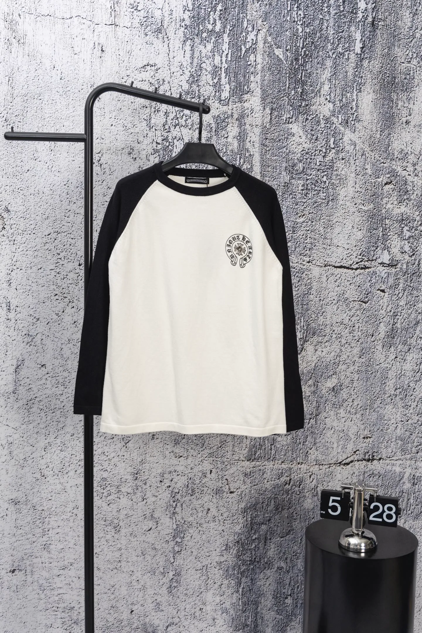 P190 Chrome Hearte/Chrome Heart 25SS CH fall raglan color-blocked round neck T-shirt long sleeves, classic horseshoe Sanskrit print, inner wear, pure cotton fabric is close to the body and very comfortable, simple but not simple, be careful. I love the style, it is still simple and loose, oversize style, comfortable fabrics and loose and friendly tailoring. The long-sleeved T-shirt is so easy to wear, especially in a season like the beginning of spring. If you don’t know what to wear, then it is the best choice. The version that you can wear with your eyes closed. Color: Gray White Size: SML